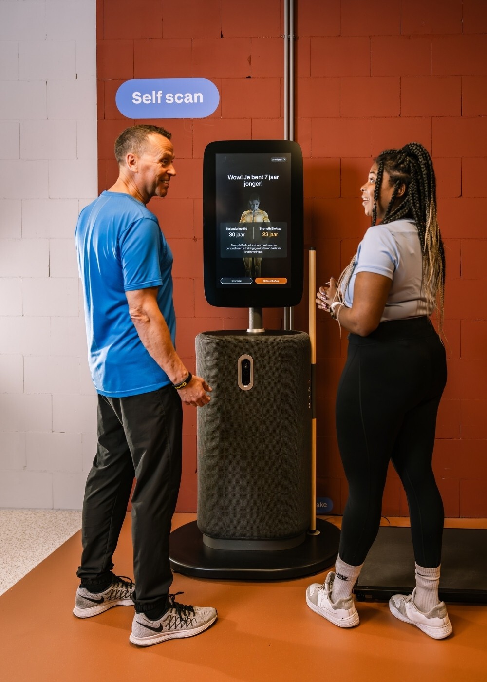 Coach en sporter bij de self scan van Circle Fit